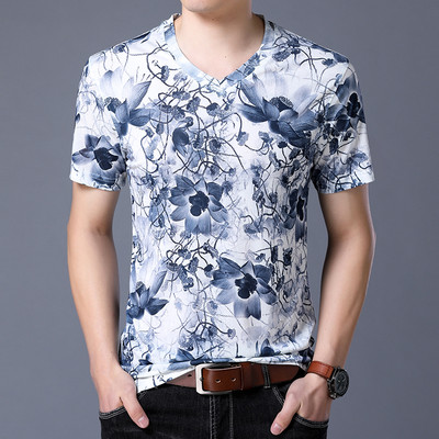 Φρέσκο ​​καλοκαιρινό πουκάμισο με διαφορετικές διακοσμήσεις λουλ