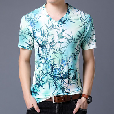 Φρέσκο ​​καλοκαιρινό πουκάμισο με διαφορετικές διακοσμήσεις λουλ