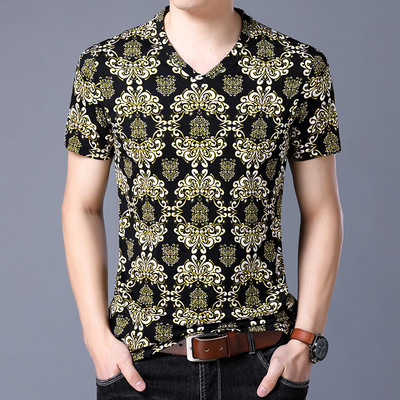 Φρέσκο ​​καλοκαιρινό πουκάμισο με διαφορετικές διακοσμήσεις λουλ