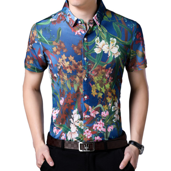 Φρέσκο ​​καλοκαιρινό πουκάμισο με διαφορετικές διακοσμήσεις λουλ