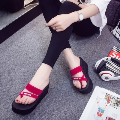 Papuci de damă prin degete pe talpă înaltă și cu inscripție