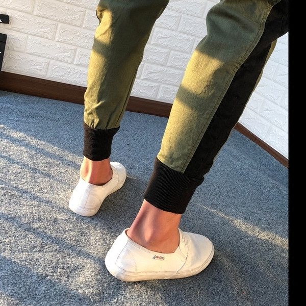 Férfi sport- és alkalmi nadrág színes nyomattal több színben