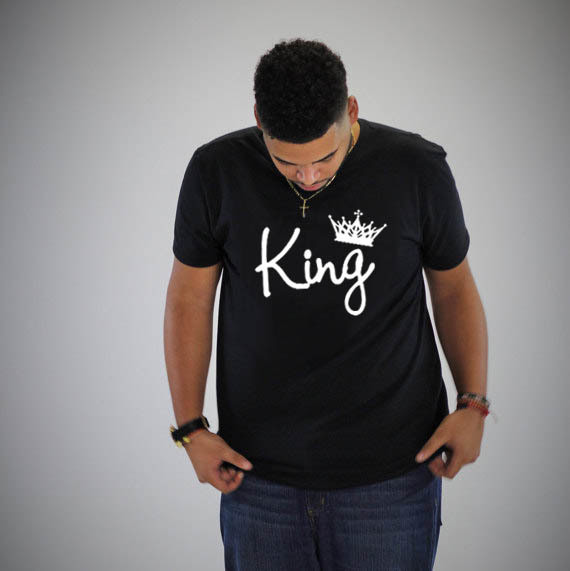 Tricou cu o inscripție despre Ea și El în negru