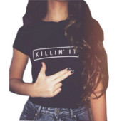 Alkalmi női póló O-alakú gallérral és fekete felirattal