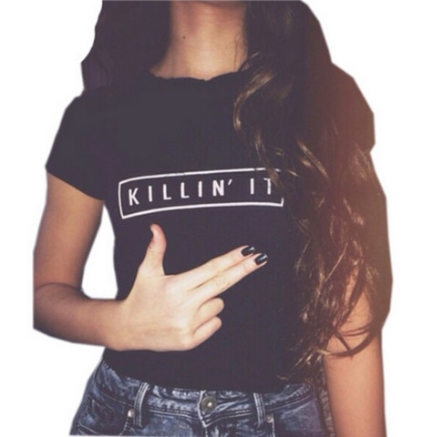 Alkalmi női póló O-alakú gallérral és fekete felirattal