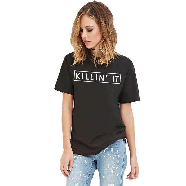 Alkalmi női póló O-alakú gallérral és fekete felirattal