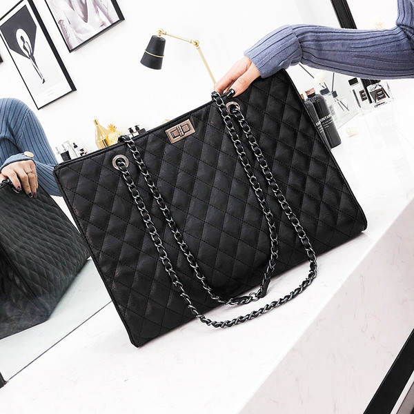 Γυναικεία μαύρη κλασική δερμάτινη τσάντα