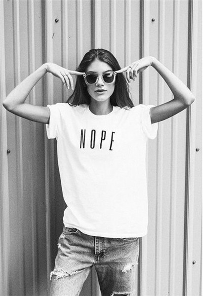 Női alkalmi blúz felirattal és O-alakú gallérral