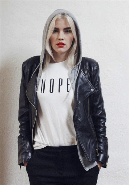 Női alkalmi blúz felirattal és O-alakú gallérral