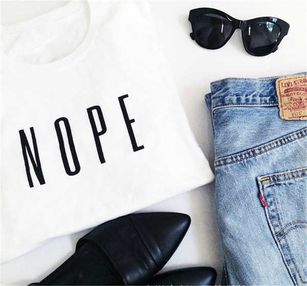 Női alkalmi blúz felirattal és O-alakú gallérral