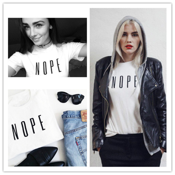 Női alkalmi blúz felirattal és O-alakú gallérral