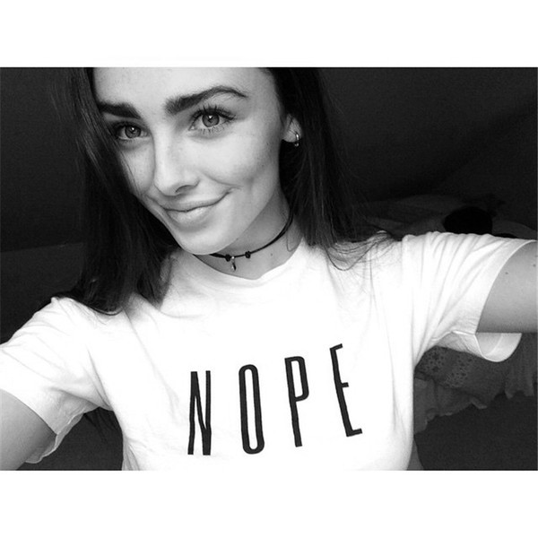 Női alkalmi blúz felirattal és O-alakú gallérral