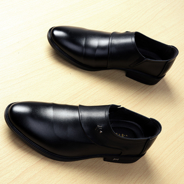 Tiszta elegáns férficipő két klasszikus színben