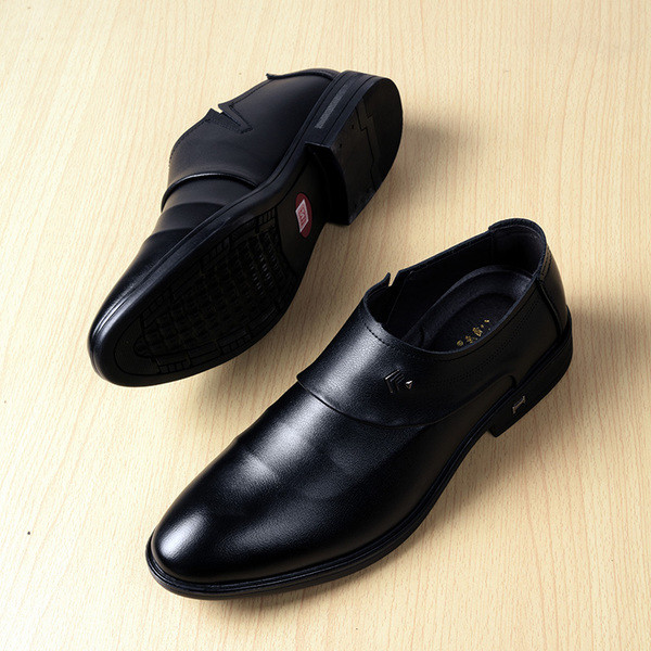 Tiszta elegáns férficipő két klasszikus színben