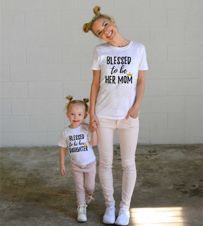 Ежедневна тениска с интересен надпис - модели за майка и дъщеря