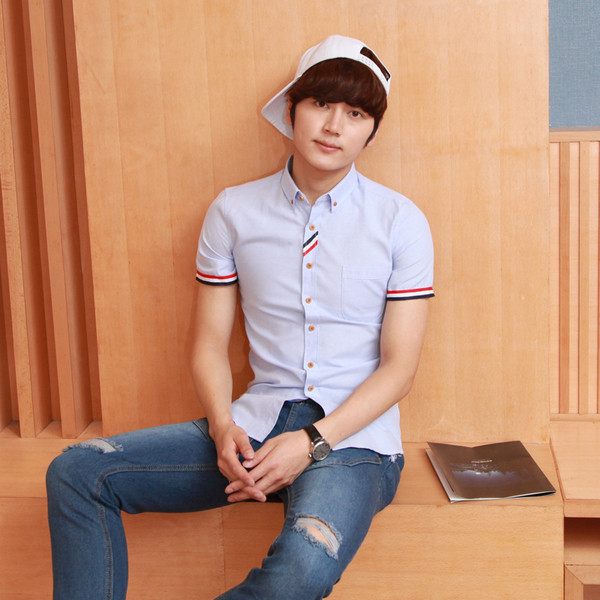 Sportos-elegáns férfi ing különböző színekben, ujján csíkokkal díszítve