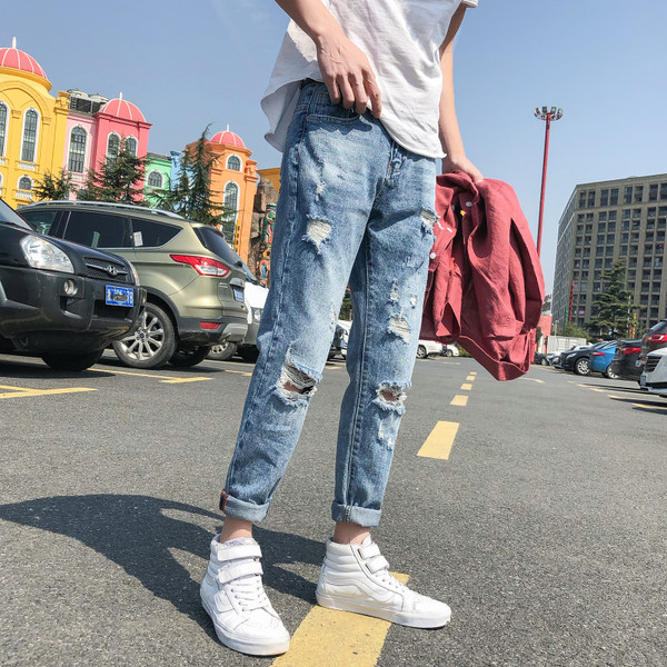 Sportos-elegáns férfi farmer, szakadt motívumokkal, világos színben