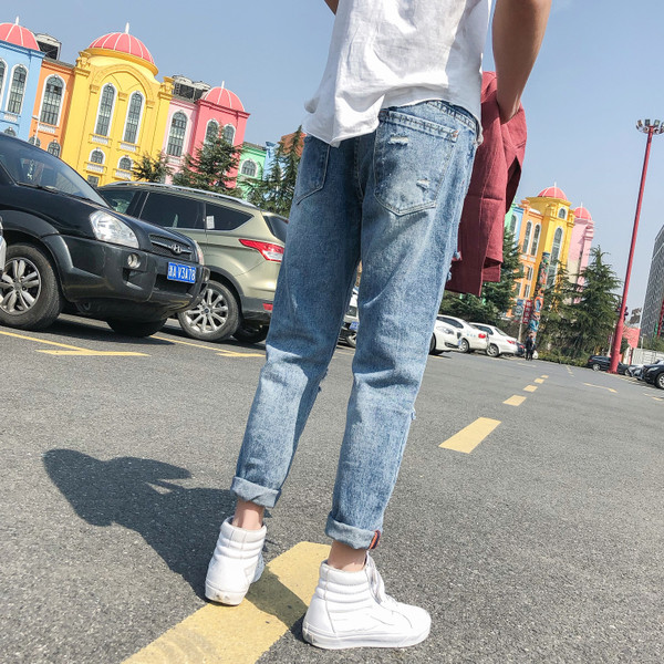 Sportos-elegáns férfi farmer, szakadt motívumokkal, világos színben