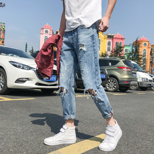 Sportos-elegáns férfi farmer, szakadt motívumokkal, világos színben