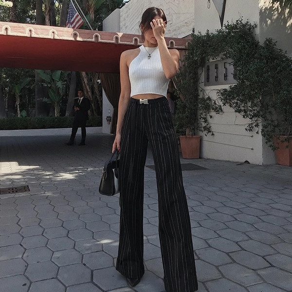 Σύγχρονα γυναικεία παντελόνια  με κυματοειδές σχήμα