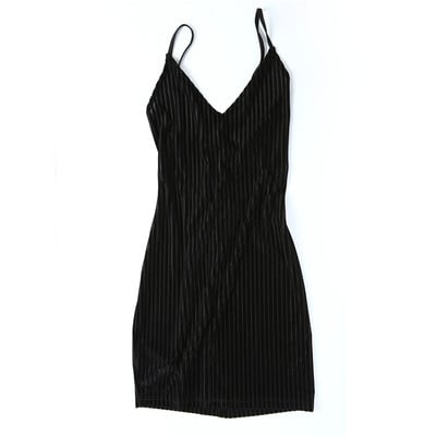 Elegáns női ruha a testen mély nyakkivágással, csupasz háton megkötős