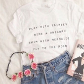 Bluză de damă modernă cu mâneci scurte, inscripție și guler în formă de O