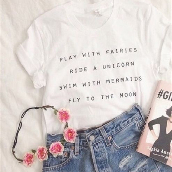 Bluză de damă modernă cu mâneci scurte, inscripție și guler în formă de O