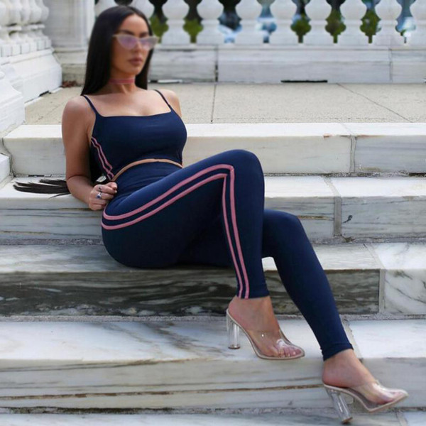 Γυναικείο αθλητικό σετ - κολάν και σύντομη φανέλα σε μπλε χρώμα