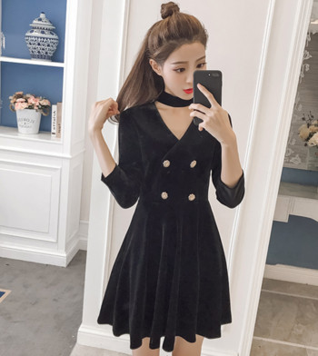 Γυναικεία βελούδινη φόρεμα με ντεκολτέ σε σχήμα V, διακοσμημένη με κουμπιά