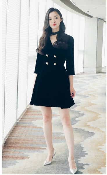 Γυναικεία βελούδινη φόρεμα με ντεκολτέ σε σχήμα V, διακοσμημένη με κουμπιά