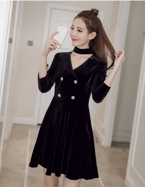 Γυναικεία βελούδινη φόρεμα με ντεκολτέ σε σχήμα V, διακοσμημένη με κουμπιά