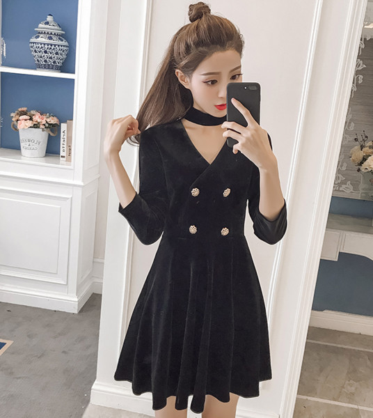 Γυναικεία βελούδινη φόρεμα με ντεκολτέ σε σχήμα V, διακοσμημένη με κουμπιά