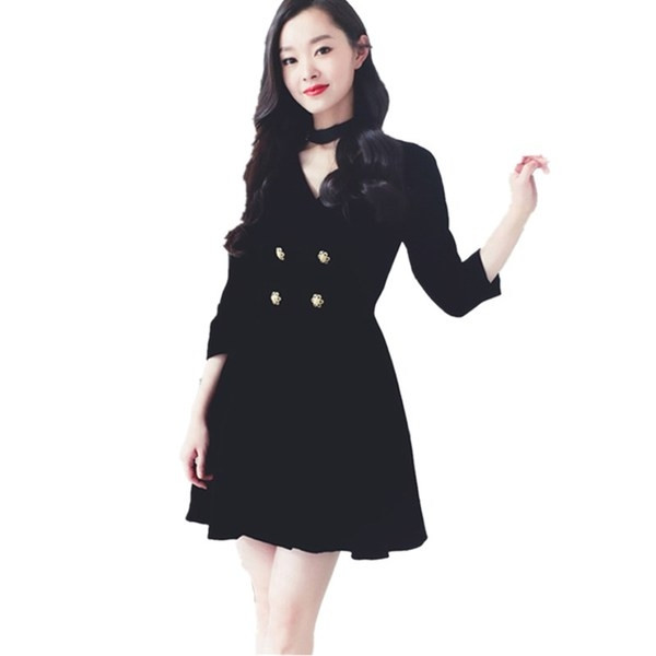 Γυναικεία βελούδινη φόρεμα με ντεκολτέ σε σχήμα V, διακοσμημένη με κουμπιά