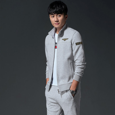 Ανδρικό αθλητικό σετ  με έγχρωμες εκτυπώσεις σε διάφορα χρώματα