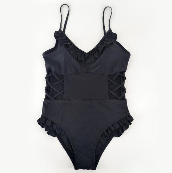 Mozgó modell női fürdőruha tegnapi színű keresztkötésekkel és fodrokkal