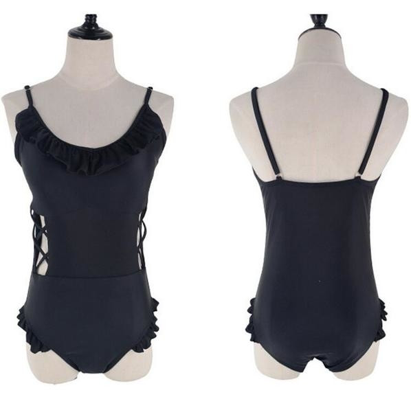 Mozgó modell női fürdőruha tegnapi színű keresztkötésekkel és fodrokkal