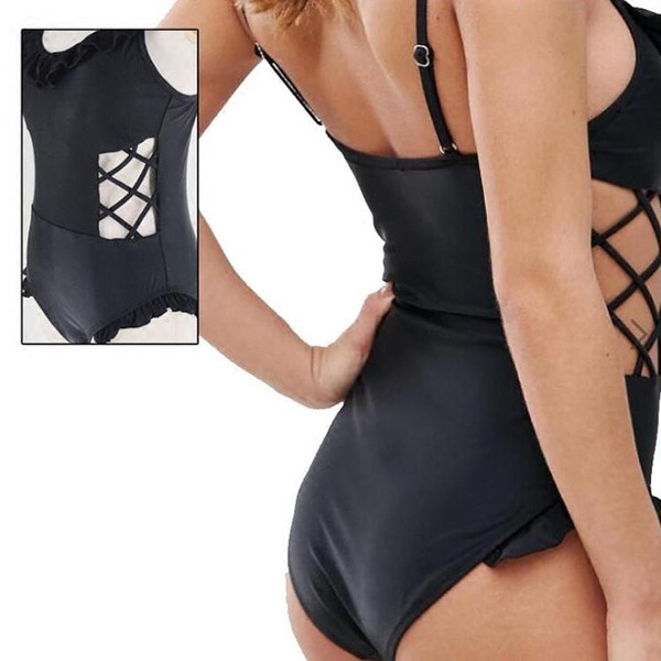 Mozgó modell női fürdőruha tegnapi színű keresztkötésekkel és fodrokkal