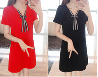 Sportos-elegáns sima ruha rövid ujjú, V-nyakú és szalagdíszítéssel