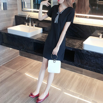 Sportos-elegáns sima ruha rövid ujjú, V-nyakú és szalagdíszítéssel