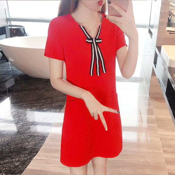 Sportos-elegáns sima ruha rövid ujjú, V-nyakú és szalagdíszítéssel