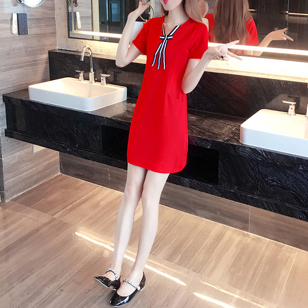 Sportos-elegáns sima ruha rövid ujjú, V-nyakú és szalagdíszítéssel