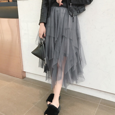 Γυναικεία μοντέρνα φούστα  από  τούλι με μήκος κάτω από τα γόνατα