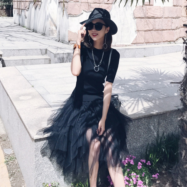 Γυναικεία μοντέρνα φούστα  από  τούλι με μήκος κάτω από τα γόνατα