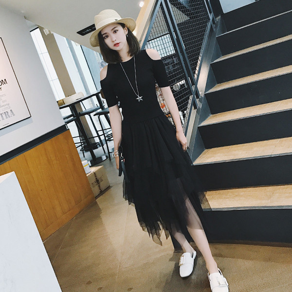 Γυναικεία μοντέρνα φούστα  από  τούλι με μήκος κάτω από τα γόνατα