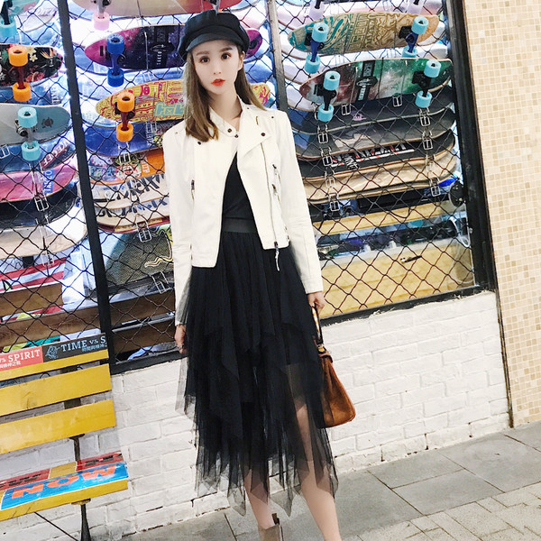 Γυναικεία μοντέρνα φούστα  από  τούλι με μήκος κάτω από τα γόνατα