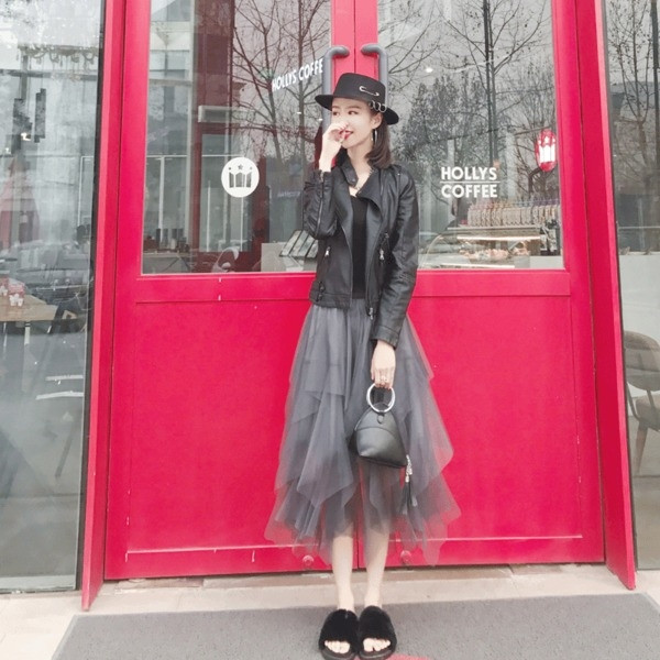 Γυναικεία μοντέρνα φούστα  από  τούλι με μήκος κάτω από τα γόνατα