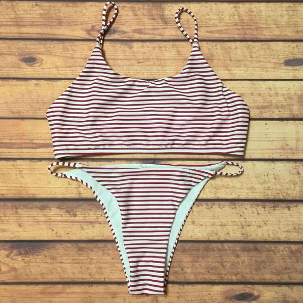 Női csíkos fürdőruha piros színben