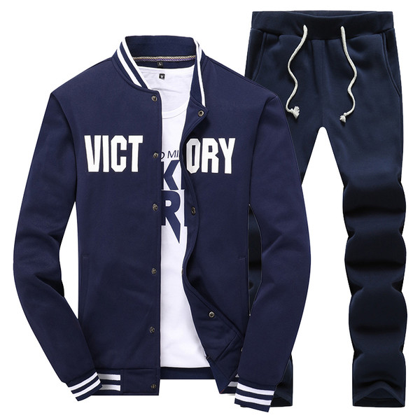 Férfi sportcsapat két részben, több modell többféle színben