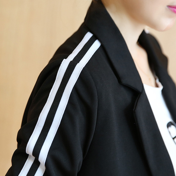 Jachetă de damă lungă, sportivă și elegantă, cu margini pe mâneci