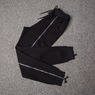 Μοντέρνα γυναικεία αθλητικά παντελόνια με διακοσμητικά μπροστινά φερμουάρ σε μαύρο και κόκκινο χρώμα